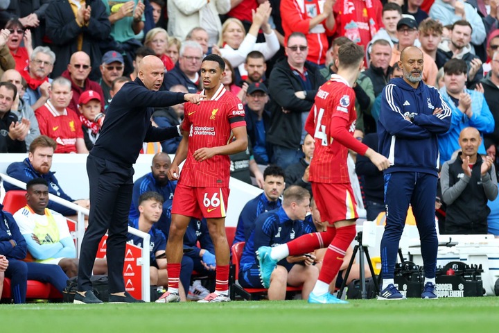 Arne Slot, Manager of Liverpool, talks to Trent Alexander-Arnold of Liverpool during the Premier League match between Liverpool FC and Nottingham F...