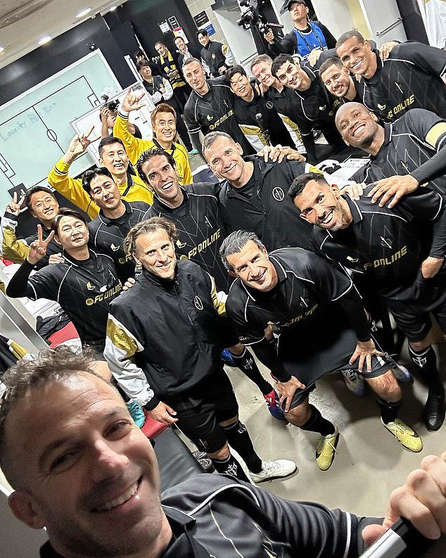 Alessandro Del Piero shared this dressing room selfie with his team-mates from the Spear side