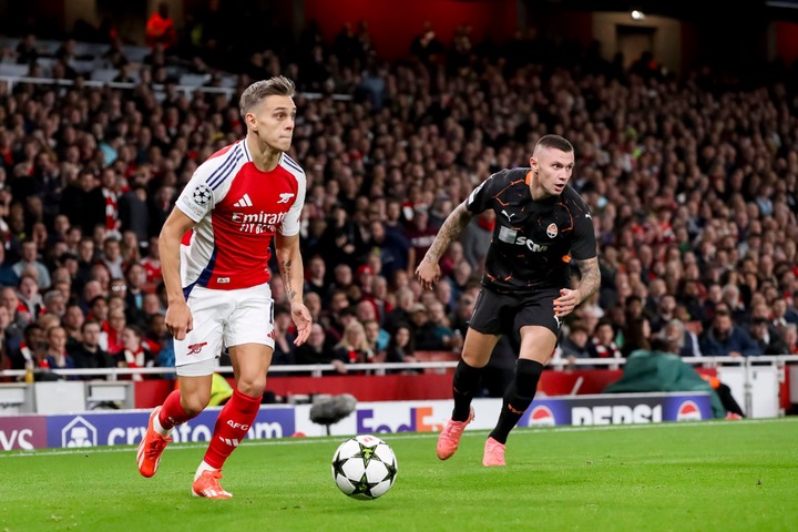 Leandro Trossard of Arsenal and Valeriy Bondar of Shakhtar Donetsk battle for the ball during the UEFA Champions League 2024/25 League Phase MD3 ma...