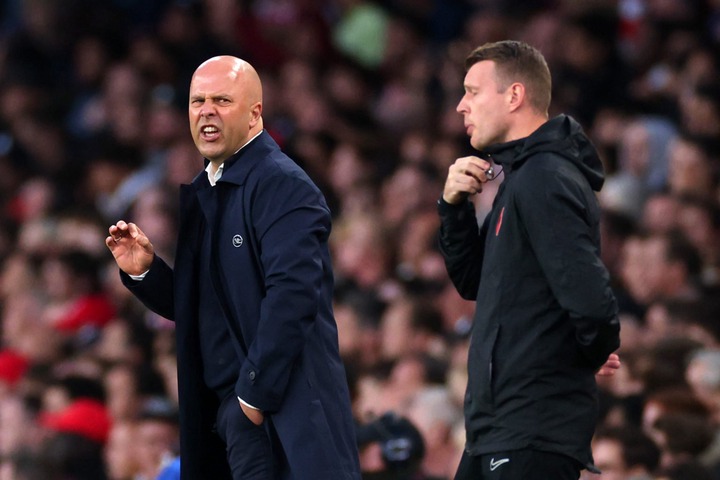 Arne Slot Manager of Liverpool berates the fourth officialduring the Premier League match between Arsenal FC and Liverpool FC at Emirates Stadium o...