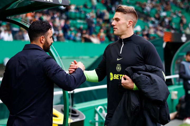 Ruben Amorim of Sporting CP, Viktor Gyokeres of Sporting CP gestures during the UEFA Europa League 2023/24 round of 16 first leg match between Spor...