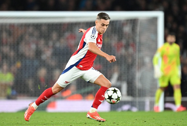 Leandro Trossard of Arsenal runs with the ball during the UEFA Champions League 2024/25 League Phase MD3 match between Arsenal FC and FC Shakhtar D...