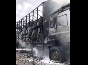 The cargo truck carrying rubber raw materials partially burnt