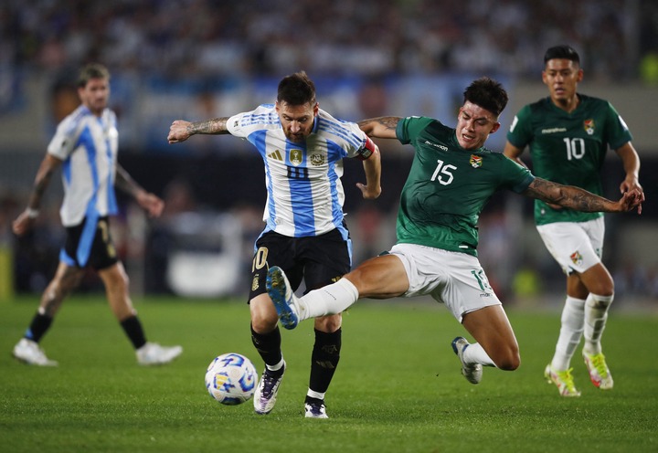 Messi in action with Bolivia's Gabriel Villamil. (REUTERS/Matias Baglietto)