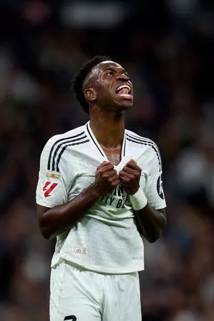 MADRID, SPAIN - OCTOBER 26: Vinicius Junior of Real Madrid CF reacts to a missed chance during the LaLiga match between Real Madrid CF and FC Barcelona at Estadio Santiago Bernabeu on October 26, 2024 in Madrid, Spain. (Photo by Diego Souto/Getty Images)