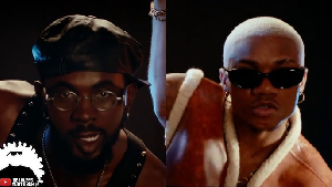 Still of KiDi and Black Sherif from the video for 'Lomo Lomo'