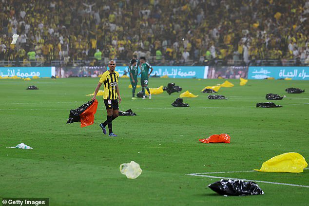 Fabinho also helped to dispose of litter which fans had tossed on to the pitch as Al-Ittihad tried to hold on to a 1-0 lead over Al-Ahli