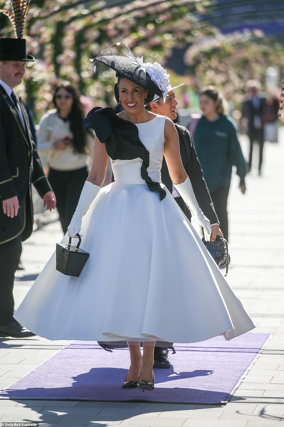 This elegant race-goer wore a stunning A-line skirt with a large hat