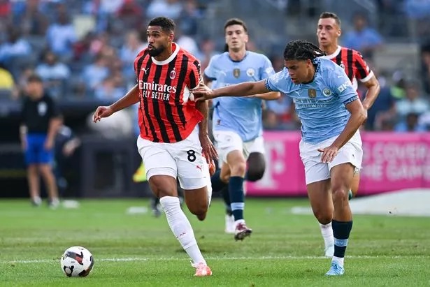 NEW YORK, NEW YORK - JULY 27: Ruben Loftus-Cheek #8 of AC Milan dribbles the ball against Jahmai Simpson-Pusey #66 of Manchester City during a game between Manchester City and AC Milan at Yankee Stadium on July 27, 2024 in New York City. (Photo by Stephen Nadler/ISI Photos/Getty Images)