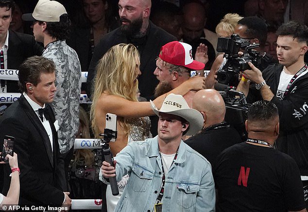 Leerdam embraces her boyfriend Paul after his win against the former world champion