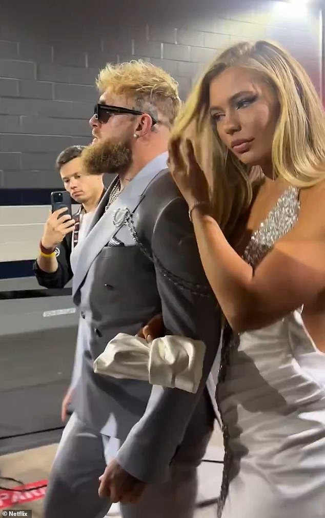 Leerdam showed up to the fight, which was streamed live on Netflix, wearing a white dress with a high slit and the top-half adorned with silver sequins