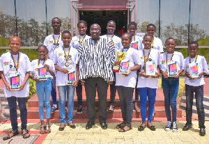 Dr. Mahamudu Bawumia with some pupils