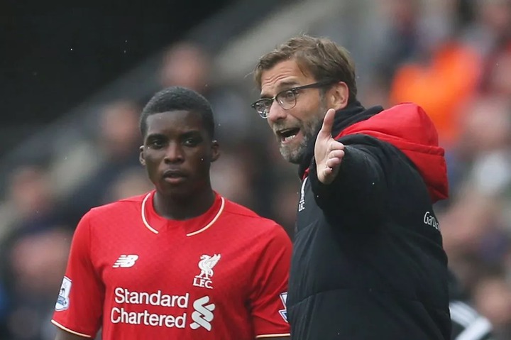 Jurgen Klopp, manager of Liverpool talks with Sheyi Ojo of Liverpool