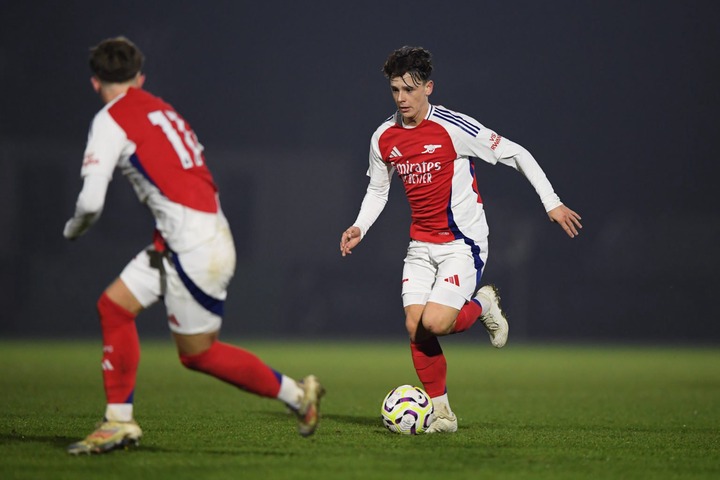 Theo Julienne of Arsenal runs with the ball during the FA Youth Cup 5th Round match between Arsenal U18 and Queens Park Rangers U18 at Meadow Park ...