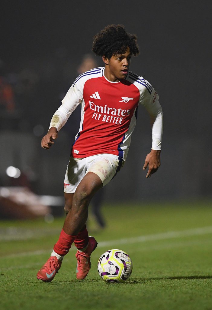 Louis Zecevic-John of Arsenal runs with the ball during the FA Youth Cup 5th Round match between Arsenal U18 and Queens Park Rangers U18 at Meadow ...