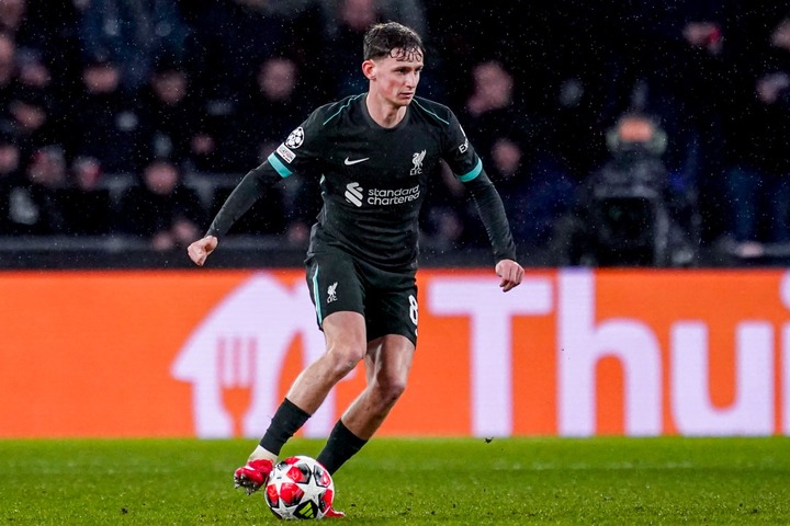 Tyler Morton of Liverpool dribbles with the ball during the UEFA Champions League 2024/25 League Phase MD8 match between PSV Eindhoven and Liverpoo...