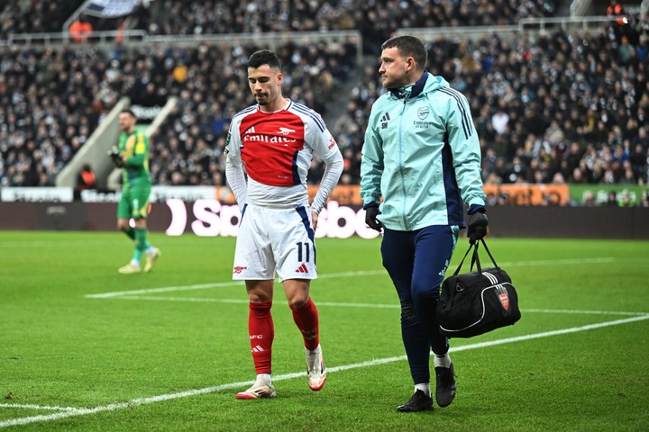 Gabriel Martinelli of Arsenal leaves the pitch following injury alongside Simon Murphy, Head Physiotherapist of Arsenal during the Carabao Cup Semi...