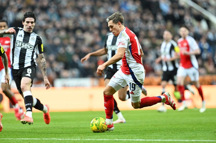 Leandro Trossard of Arsenal runs with the ball during the Carabao Cup Semi Final Second Leg match between Newcastle United and Arsenal at St James'...