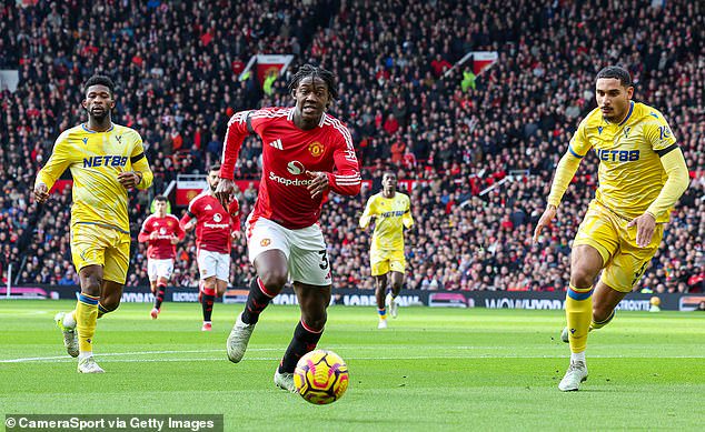 Kobbie Mainoo (centre) was used as a false nine against Crystal Palace after Man United failed to sign a centre forward in the January transfer window