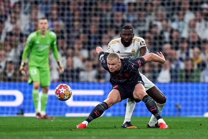 MADRID, SPAIN - APRIL 09: Antonio Rudiger of Real Madrid battle for the ball with Erling Haaland of Manchester City during the UEFA Champions League quarter-final first leg match between Real Madrid CF and Manchester City at Estadio Santiago Bernabeu on April 09, 2024 in Madrid, Spain. (Photo by Diego Souto/Getty Images)