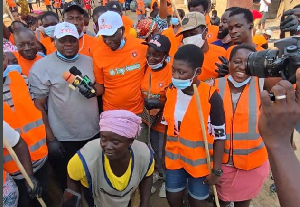 The initiative saw members of the community coming together to clean their surroundings