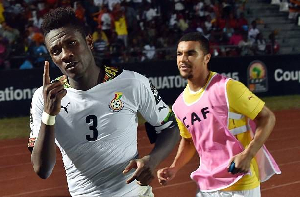 Asamoah Gyan celebrates with Kwesi Appiah after scoring a goal