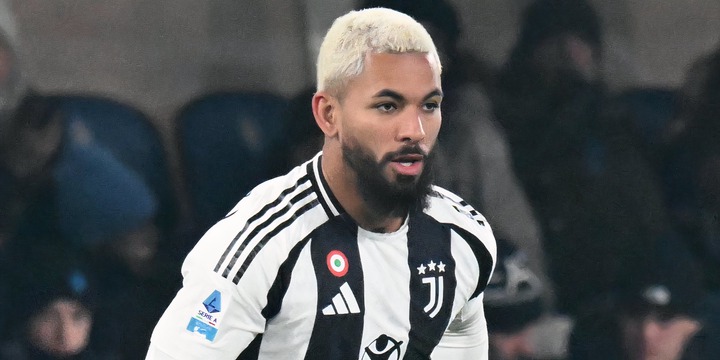 Douglas Luiz in action for Juventus