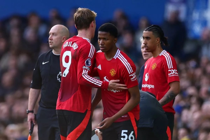 LIVERPOOL, ENGLAND - FEBRUARY 22: Rasmus Hojlund of Manchester United is replaced by team-mate Chido Obi-Martin during the Premier League match between Everton FC and Manchester United FC at Goodison Park on February 22, 2025 in Liverpool, England. (Photo by Chris Brunskill/Fantasista/Getty Images)