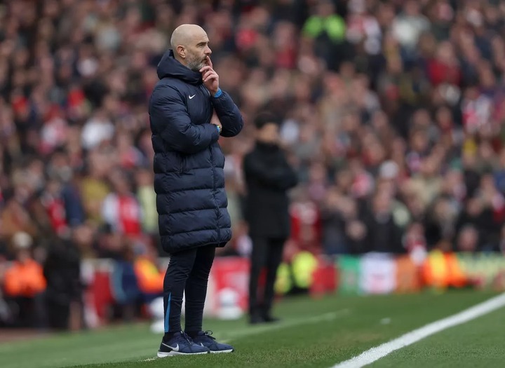 Enzo Maresca looks on during Chelsea visit to Arsenal.