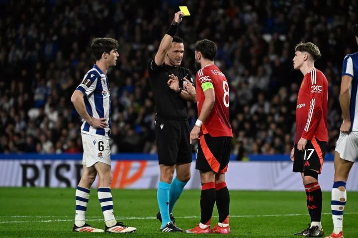 Bruno Fernandes with referee Ivan Kruzliak