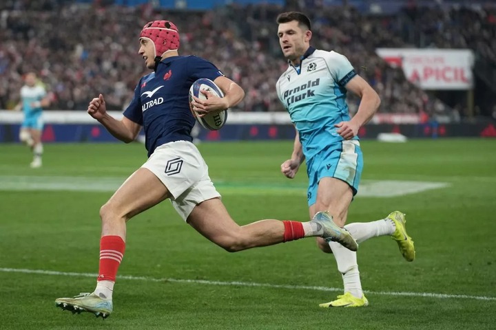 Louis Bielle-Biarrey running through to score a try against Scotland