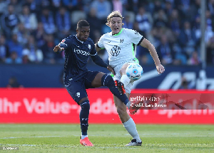 Myron Boadu, the Dutch Ghanaian striker for VfL Bochum (L)